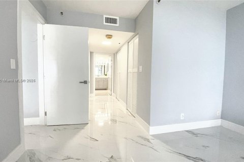Condo in Miami, Florida, 1 bedroom  № 2019280 - photo 19
