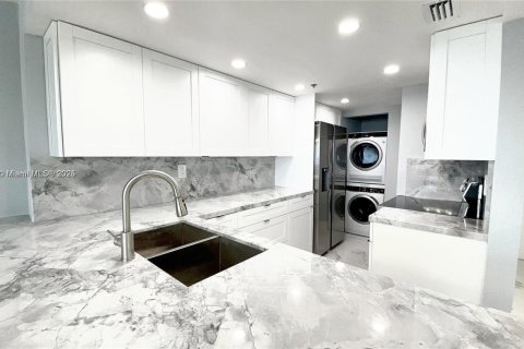 Condo in Miami, Florida, 1 bedroom  № 2019280 - photo 6