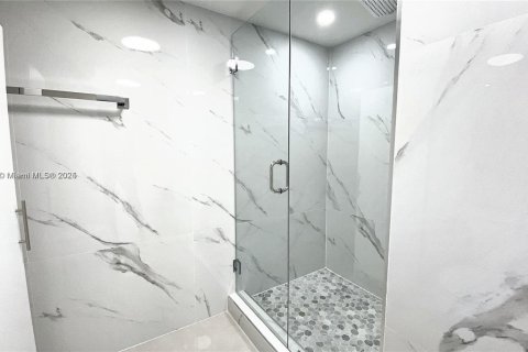 Condo in Miami, Florida, 1 bedroom  № 2019280 - photo 17