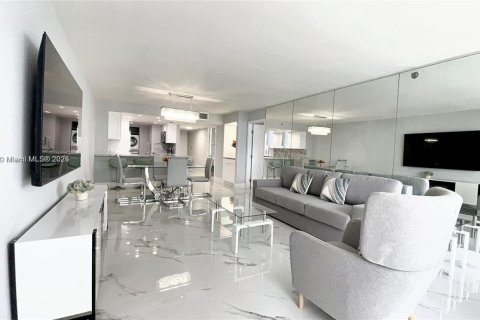 Condo in Miami, Florida, 1 bedroom  № 2019280 - photo 3