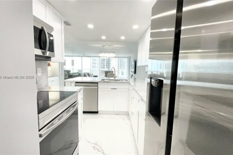 Condo in Miami, Florida, 1 bedroom  № 2019280 - photo 7