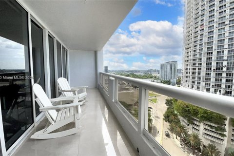 Condo in Miami, Florida, 1 bedroom  № 2019280 - photo 22