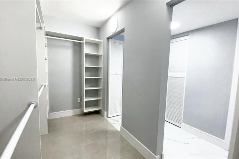 Condo in Miami, Florida, 1 bedroom  № 2019280 - photo 11