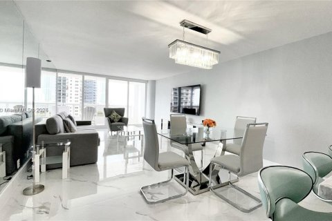 Condo in Miami, Florida, 1 bedroom  № 2019280 - photo 2