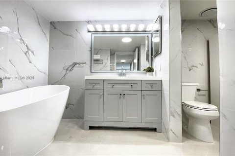 Condo in Miami, Florida, 1 bedroom  № 2019280 - photo 13