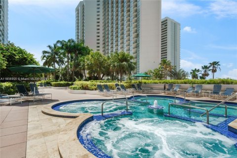 Condo in Miami, Florida, 1 bedroom  № 2019280 - photo 25