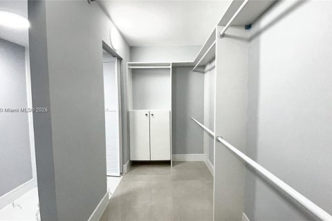 Condo in Miami, Florida, 1 bedroom  № 2019280 - photo 10
