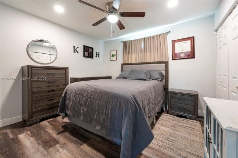 House in Pembroke Pines, Florida 5 bedrooms, 279.17 sq.m. № 1999566 - photo 23