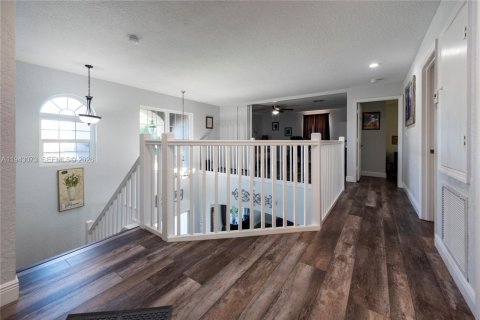 House in Pembroke Pines, Florida 5 bedrooms, 279.17 sq.m. № 1999566 - photo 17