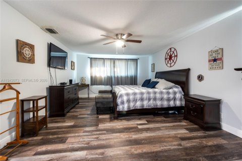 House in Pembroke Pines, Florida 5 bedrooms, 279.17 sq.m. № 1999566 - photo 19