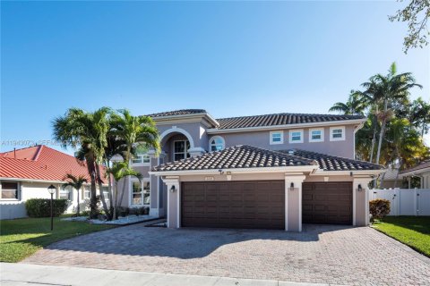 House in Pembroke Pines, Florida 5 bedrooms, 279.17 sq.m. № 1999566 - photo 2