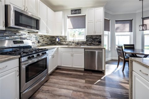 House in Pembroke Pines, Florida 5 bedrooms, 279.17 sq.m. № 1999566 - photo 14