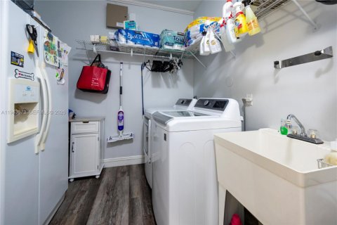 House in Pembroke Pines, Florida 5 bedrooms, 279.17 sq.m. № 1999566 - photo 24