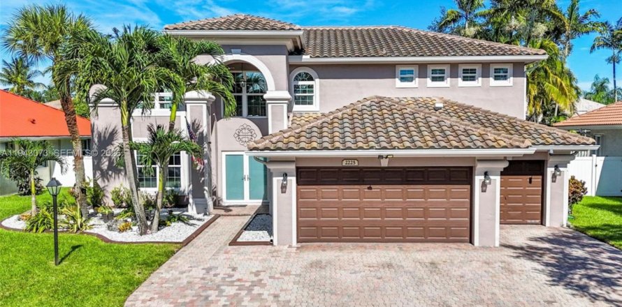 House in Pembroke Pines, Florida 5 bedrooms, 279.17 sq.m. № 1999566