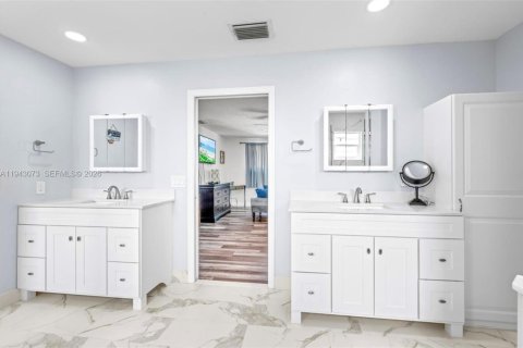 House in Pembroke Pines, Florida 5 bedrooms, 279.17 sq.m. № 1999566 - photo 22