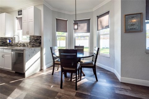 House in Pembroke Pines, Florida 5 bedrooms, 279.17 sq.m. № 1999566 - photo 10