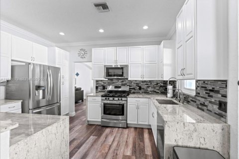 House in Pembroke Pines, Florida 5 bedrooms, 279.17 sq.m. № 1999566 - photo 15