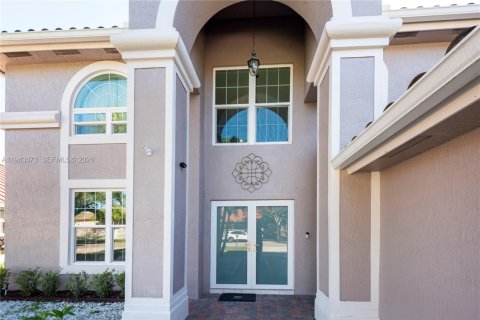 House in Pembroke Pines, Florida 5 bedrooms, 279.17 sq.m. № 1999566 - photo 3