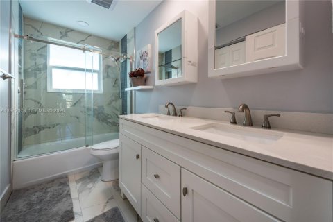 House in Pembroke Pines, Florida 5 bedrooms, 279.17 sq.m. № 1999566 - photo 30