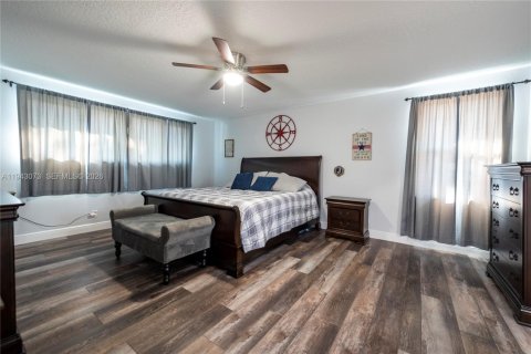 House in Pembroke Pines, Florida 5 bedrooms, 279.17 sq.m. № 1999566 - photo 18