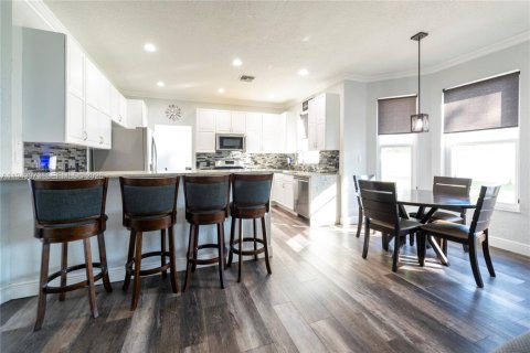 House in Pembroke Pines, Florida 5 bedrooms, 279.17 sq.m. № 1999566 - photo 16