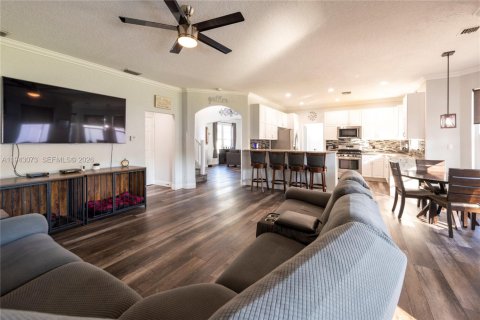 House in Pembroke Pines, Florida 5 bedrooms, 279.17 sq.m. № 1999566 - photo 5