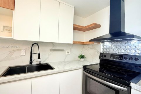 Condo in North Miami, Florida, 1 bedroom  № 2087050 - photo 3