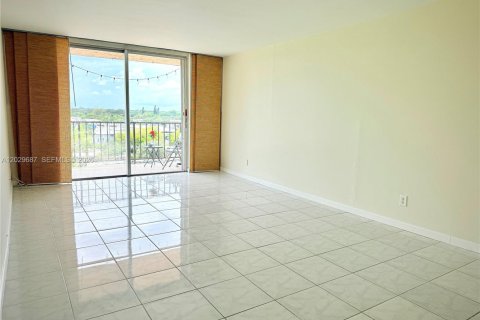 Condo in North Miami, Florida, 1 bedroom  № 2087050 - photo 7