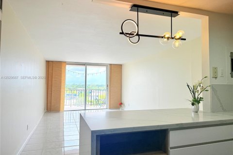 Condo in North Miami, Florida, 1 bedroom  № 2087050 - photo 5