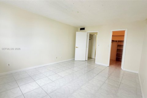 Condo in North Miami, Florida, 1 bedroom  № 2087050 - photo 17