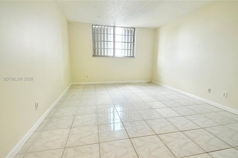 Condo in North Miami, Florida, 1 bedroom  № 2087050 - photo 13