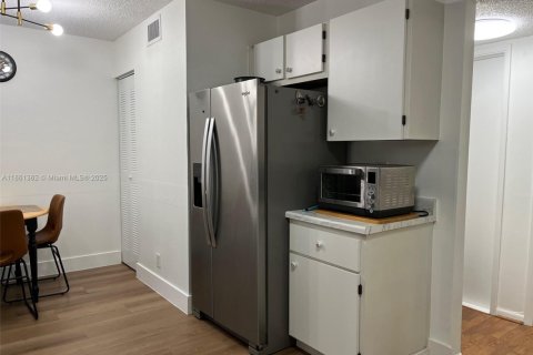 Condo in Sunrise, Florida, 3 bedrooms  № 1897442 - photo 15