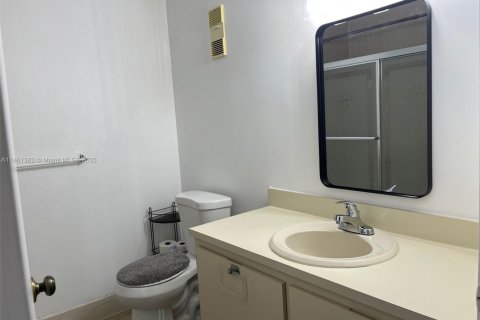 Condo in Sunrise, Florida, 3 bedrooms  № 1897442 - photo 29