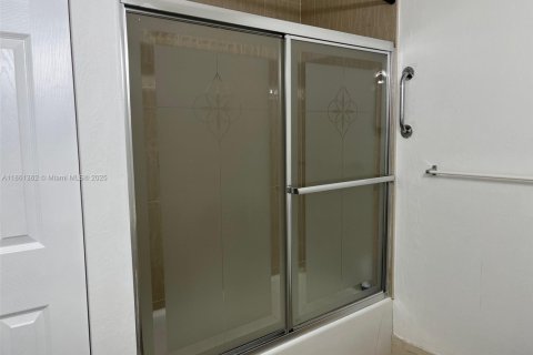 Condo in Sunrise, Florida, 3 bedrooms  № 1897442 - photo 30