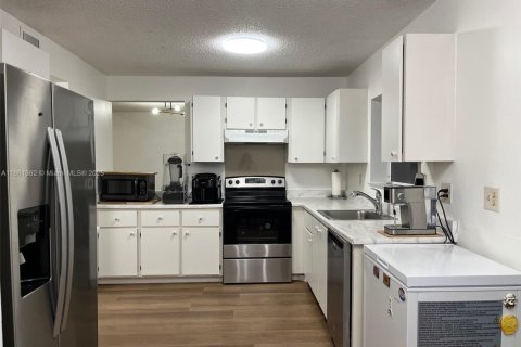 Condo in Sunrise, Florida, 3 bedrooms  № 1897442 - photo 14