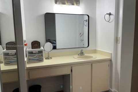 Condo in Sunrise, Florida, 3 bedrooms  № 1897442 - photo 23