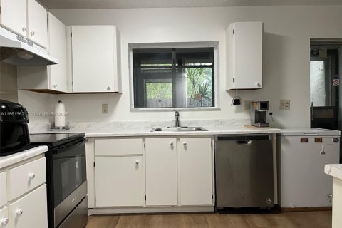 Condo in Sunrise, Florida, 3 bedrooms  № 1897442 - photo 12