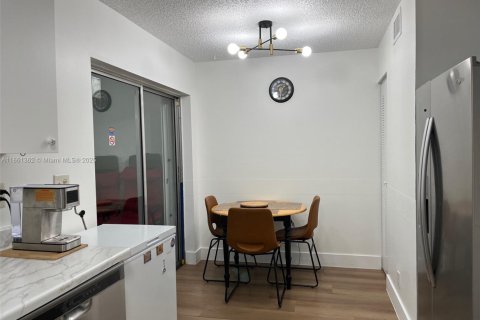 Condo in Sunrise, Florida, 3 bedrooms  № 1897442 - photo 16