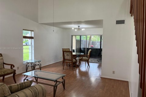 Condo in Sunrise, Florida, 3 bedrooms  № 1897442 - photo 11