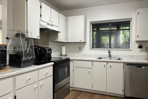 Condo in Sunrise, Florida, 3 bedrooms  № 1897442 - photo 13