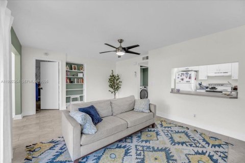 Condo in Deerfield Beach, Florida, 2 bedrooms  № 2060802 - photo 25