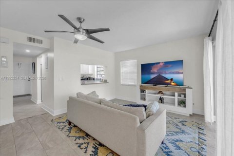 Condo in Deerfield Beach, Florida, 2 bedrooms  № 2060802 - photo 18