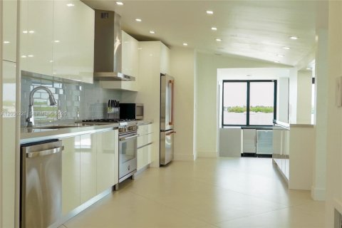 Villa ou maison à vendre à North Bay Village, Floride: 5 chambres, 349.13 m2 № 2154060 - photo 15