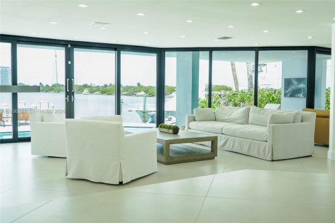 Villa ou maison à vendre à North Bay Village, Floride: 5 chambres, 349.13 m2 № 2154060 - photo 8