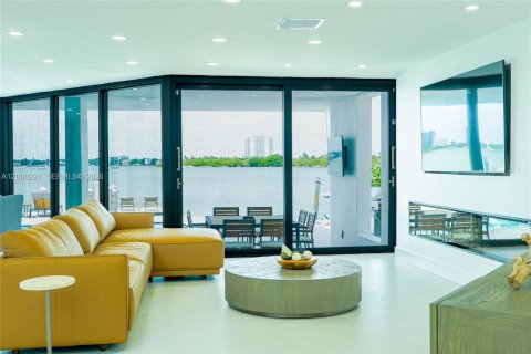 Villa ou maison à vendre à North Bay Village, Floride: 5 chambres, 349.13 m2 № 2154060 - photo 3