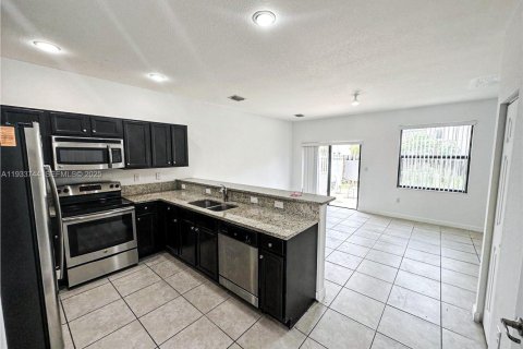 Adosado en alquiler en Miami, Florida, 3 dormitorios, 139.91 m2 № 1992002 - foto 1