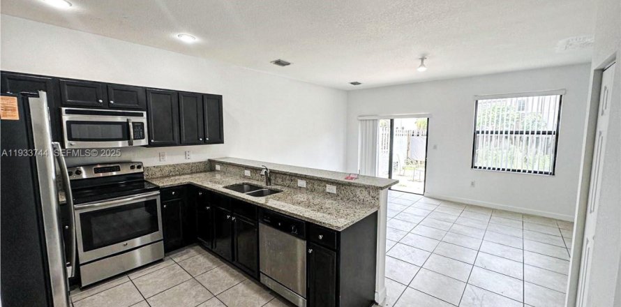 Adosado en Miami, Florida 3 dormitorios, 139.91 m2 № 1992002