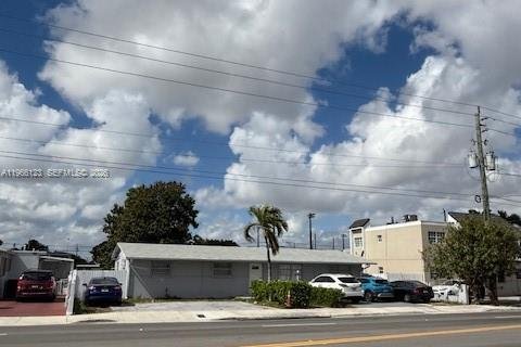 House in Hialeah, Florida 5 bedrooms, 169.64 sq.m. № 2028063