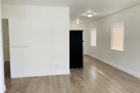 Снять в аренду квартиру в Майами, Флорида 1 спальня, 46.45м2, № 1956272 - фото 3