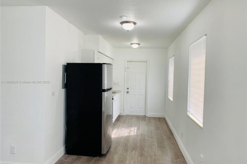 Снять в аренду квартиру в Майами, Флорида 1 спальня, 46.45м2, № 1956272 - фото 2